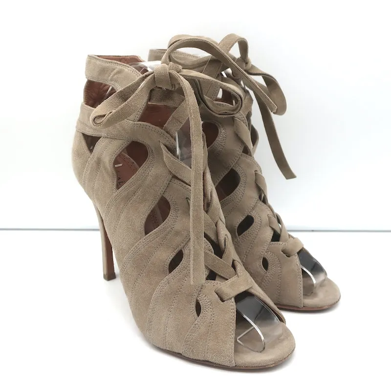 Bottes cheville Alaia à lacets avec découpes, suède taupe, taille 37.5, bout ouvert