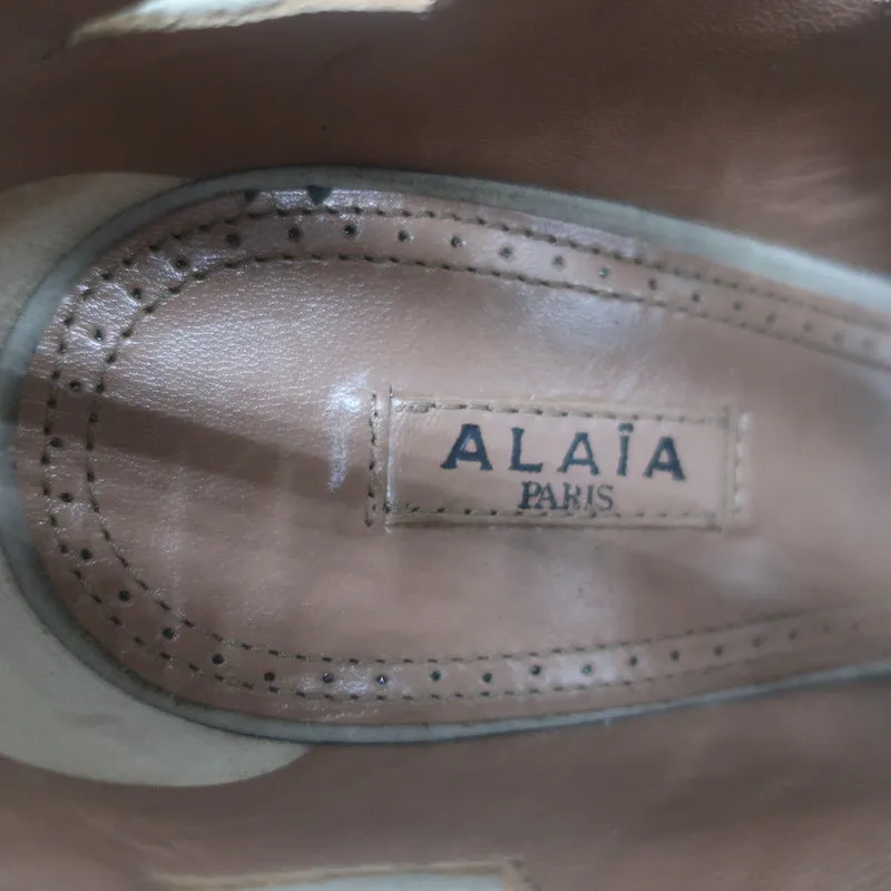Bottes cheville Alaia à lacets avec découpes, suède taupe, taille 37.5, bout ouvert