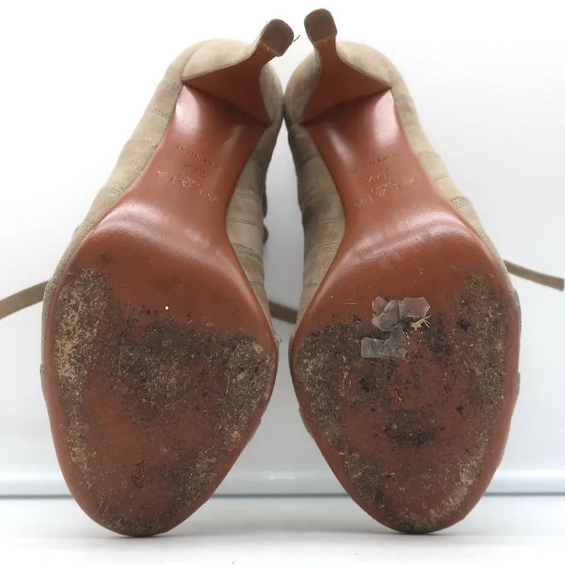 Bottes cheville Alaia à lacets avec découpes, suède taupe, taille 37.5, bout ouvert