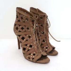 Bottines Alaia à perforations laser et cloutées en daim blush taille 35 à bout ouvert