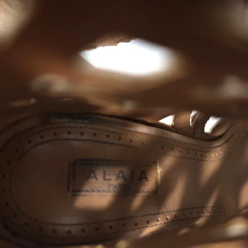 Bottines Alaia à perforations laser et cloutées en daim blush taille 35 à bout ouvert