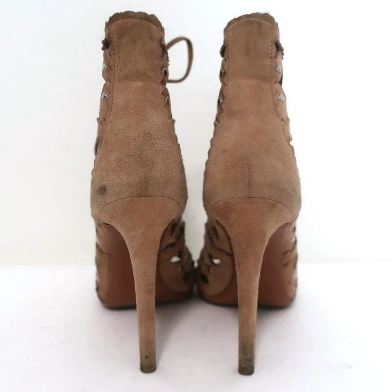 Bottines Alaia à perforations laser et cloutées en daim blush taille 35 à bout ouvert