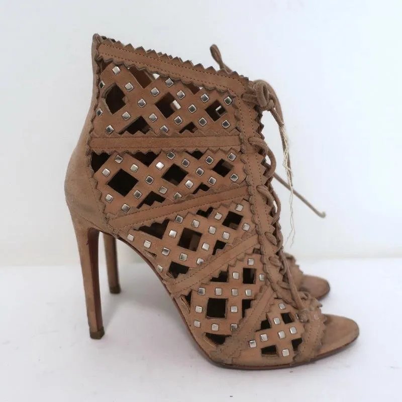 Bottines Alaia à perforations laser et cloutées en daim blush taille 35 à bout ouvert