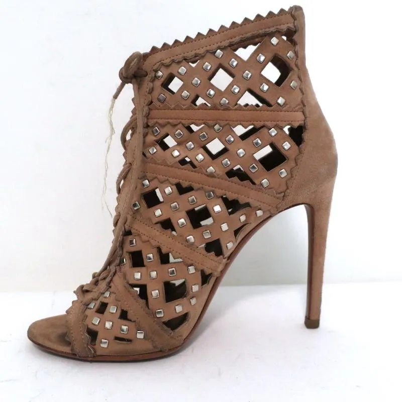 Bottines Alaia à perforations laser et cloutées en daim blush taille 35 à bout ouvert