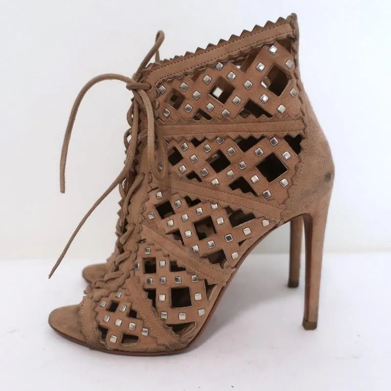 Bottines Alaia à perforations laser et cloutées en daim blush taille 35 à bout ouvert