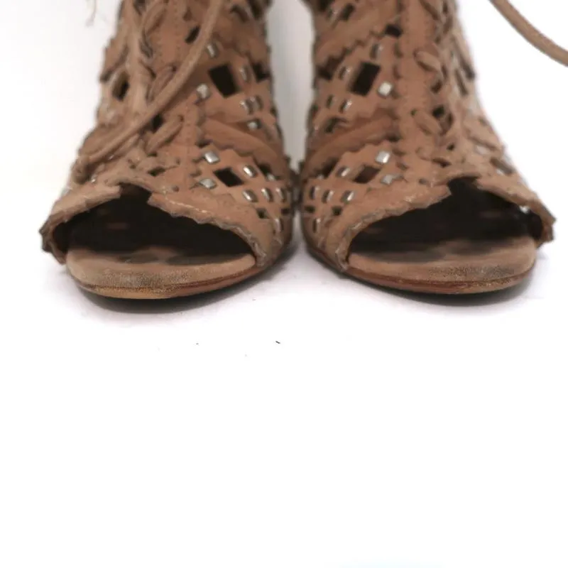 Bottines Alaia à perforations laser et cloutées en daim blush taille 35 à bout ouvert