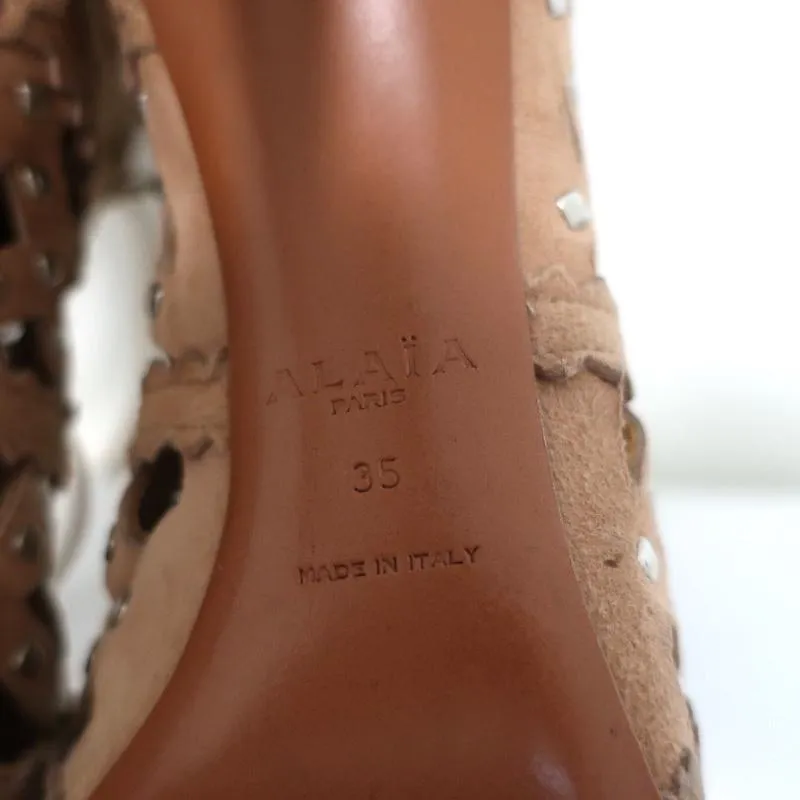 Bottines Alaia à perforations laser et cloutées en daim blush taille 35 à bout ouvert