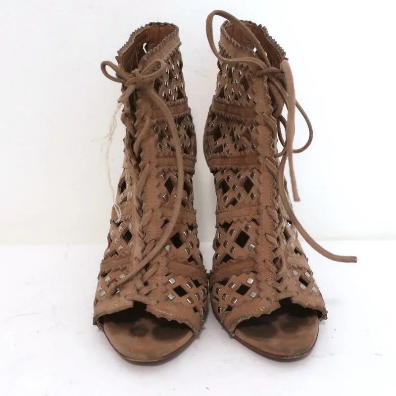 Bottines Alaia à perforations laser et cloutées en daim blush taille 35 à bout ouvert