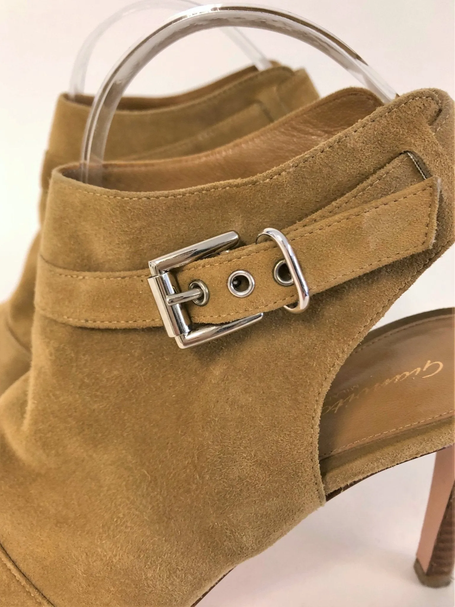 Bottines Gianvito Rossi à bout ouvert en daim marron taille 37 avec talon compensé et bride à boucle
