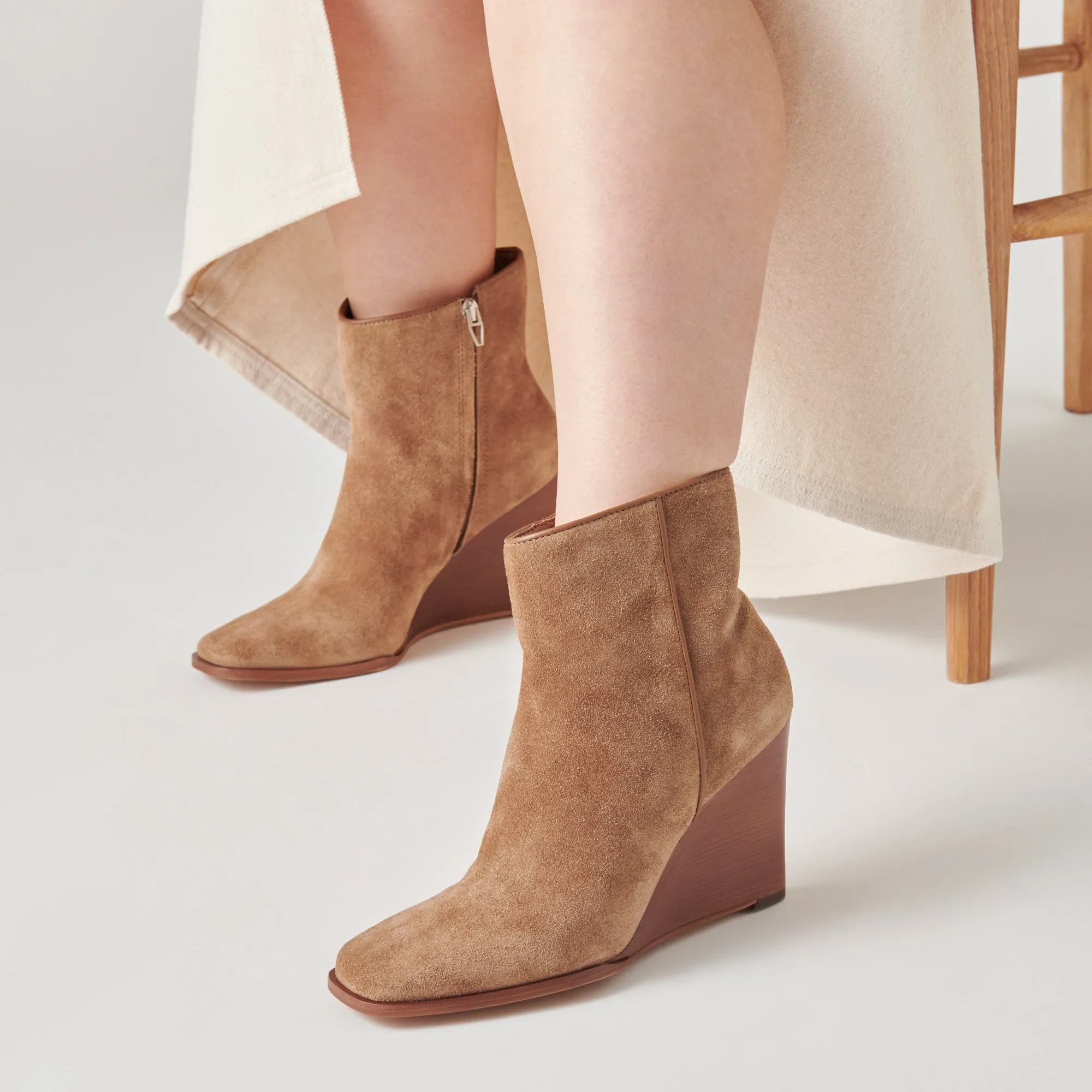 BOTTINES LARGES SUSANN EN DAIM MARRON